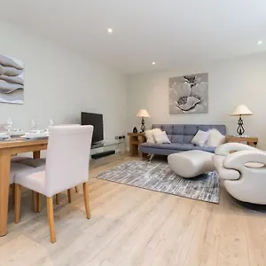 Spacious In The Heart Of Apartment Brighton