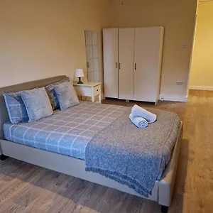 Affordable In Shared Flat, Bridge Homestay London